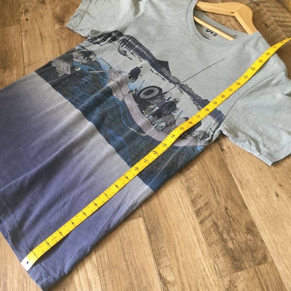 Uniqlo Hokusai Blue Ukiyo-e Rowing T-shirt - Picture 13 of 14
